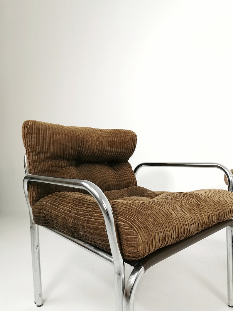 One of tow Bauhaus lounge armchairs in Tublar chrome with velvet upholstery, 1980s image 5