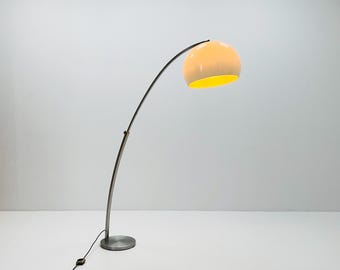 Lámpara de pie arqueada de estilo espacial italiano de mediados de siglo, década de 1970