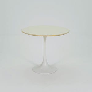 Mesa lateral Tulip de meados do século por Eero Saarinen para Knoll International – Branca – 1970