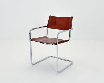 Poltrona Bauhaus S34 em couro cor conhaque, estilo sela, de meados do século XX, desenhada por Mart Stam e Marcel Breuer, Itália, década de 1980.