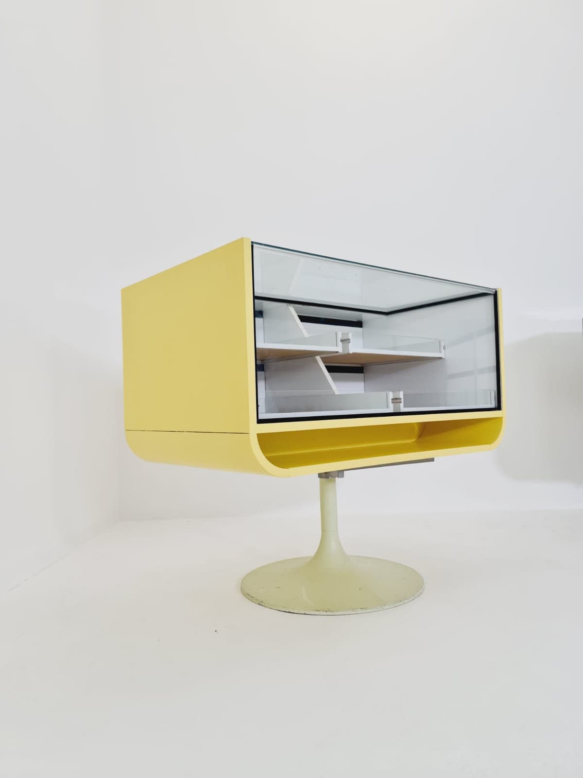 スペースエイジミッドセンチュリーチューリップショーケース引き出し