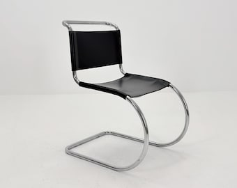 Mid-century Bauhaus MR10 loungestoel van zwart leer, ontworpen door Ludwig Mies van der Rohe, jaren 80, Italië.