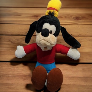 Vintage Goofy plush stuffed animal — Walt Disney World/Disneyland exclusive