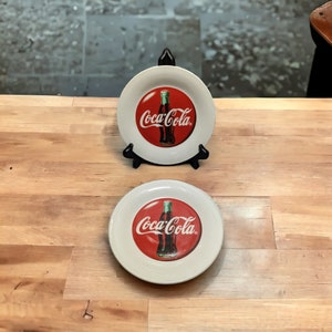 ヴィンテージ コカコーラ 7.75 インチ 食器皿 2 枚セット — 1996 年 ギブソン ハウスウェア