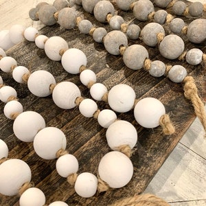 Guirnalda de cuentas de madera gruesas / Guirnalda de cuentas de madera de 40&quot; / Gruesa anudada / Guirnalda de cuentas decorativas naturales teñidas de blanco y gris lavado / Estilo rústico /