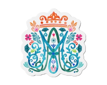 Könnte beinhalten: Eine farbenfrohe Aquarell-Illustration des Buchstabens "M" mit einer Krone darüber. Der Buchstabe ist von floralen Designs in Blautönen, Grün, Orange und Rosa umgeben.