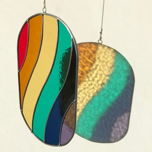 Regenbogen Pride Suncatcher, lebendige Farben, Gay Pride Decor, LGBTQ Glasmalerei, Regenbogenfensterdekor