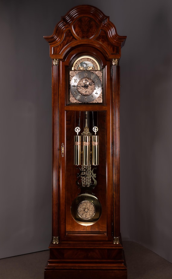 Majestuoso reloj de pie Howard Miller España - Main Image