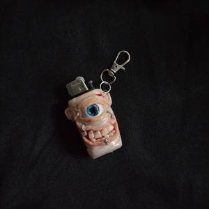 Llavero con forma de globo ocular de terror: portamechero gótico hecho a mano de arcilla polimérica y resina, un regalo artístico espeluznante para él/ella.