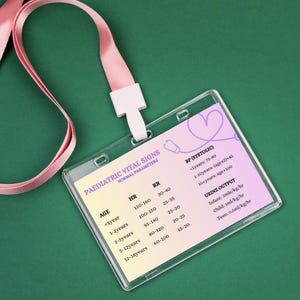 Puede incluir: Una tarjeta de plástico transparente con un cordón rosa. La tarjeta muestra una tabla con signos vitales normales para niños, incluyendo la edad, la frecuencia cardíaca, la frecuencia respiratoria, la presión arterial y la producción de orina.