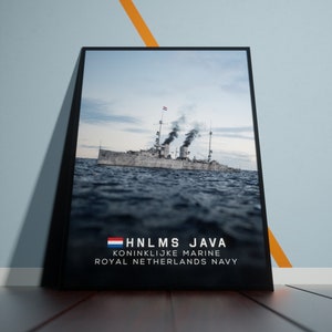 Könnte beinhalten: Ein Schwarzweißfoto eines niederländischen Kriegsschiffs, der HNLMS JAVA, die auf dem Meer fährt. Das Schiff gehört zur Koninklijke Marine, der Königlichen Niederländischen Marine.