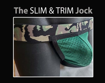 Pode incluir: Jockstrap de malha verde e preto com uma faixa de camuflagem. A faixa tem uma borda preta. O texto "The SLIM & TRIM Jock" está impresso acima da imagem.