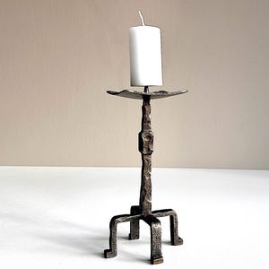 Candelabro vintage. Hierro fundido. Hecho a mano. Estilo brutalista. Años 60/70. Mediados de siglo. Artesanal. Martillado.
