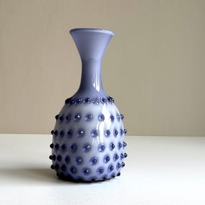 Puede incluir: Un juego de tres tazas de cerámica con un acabado mate moteado. Las tazas son de color crema, gris claro y gris oscuro. Cada taza tiene un diseño simple y minimalista.