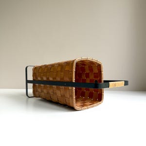 Paragüero vintage. Mimbre. Chapa de madera. Metal. Cuadrado. Años 60. Estilo moderno de mediados de siglo. imagen 8
