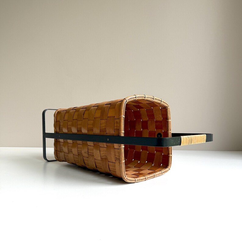 Paragüero vintage. Mimbre. Chapa de madera. Metal. Cuadrado. Años 60. Estilo moderno de mediados de siglo. imagen 8