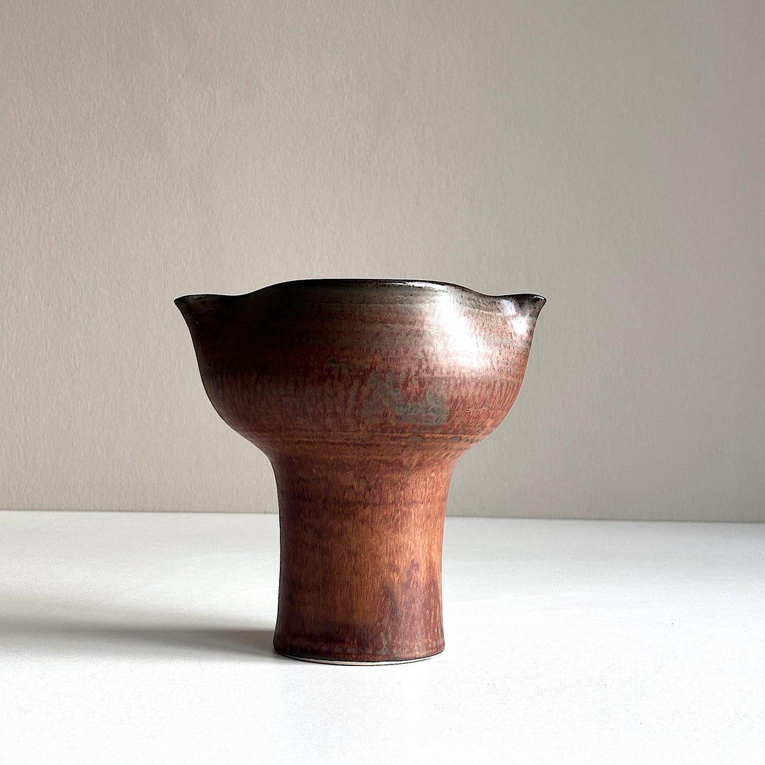 ヴィンテージの花瓶。陶器製。彫刻的。スタジオデザイン。ハンドメイド