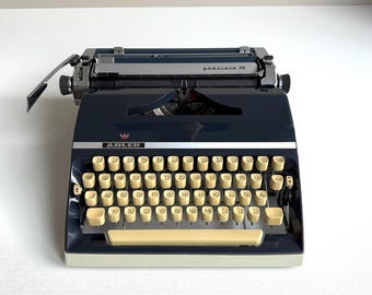 Vintage Schreibmaschine . Adler . Gabriele 35 . mit Originalkoffer . 60er . 70er . Mid Century Modern