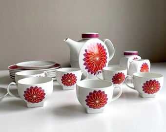 Vintage coffee set. Melitta. Budapest. 2902. Star ornament, red and white. Mid-Century Modern. Retro coffee service.