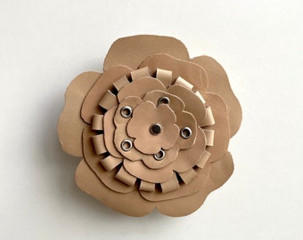 Broche en cuir. cuir réutilisé. avec des rivets. Boutonnière . Bijoux de fantaisie. Fait main