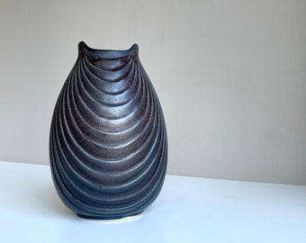 Vintage Vase . Mussel vase . 600 25 . Fish mouth vase . West German Pottery