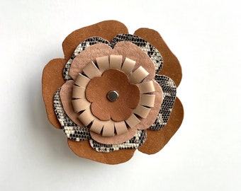 broche en cuir. fleur en cuir réutilisé . boutonnière. bijoux de mode. Fait main