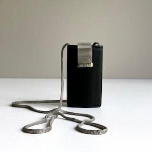 Custodia per telefono vintage. Nokia. Marimekko. Pelle. nero . Tracolla. Anni '80. Anni '90. Retro. Finlandia