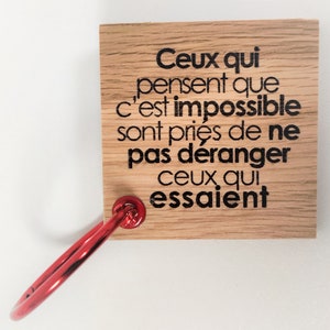 Votre pensée préférée gravée dans le chêne, dos verni, pour vous accompagner tout au long de la journée. A offrir. PERSONNALISATION