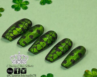 Día de San Patricio, juego de uñas verdes y negras, uñas cromadas verdes