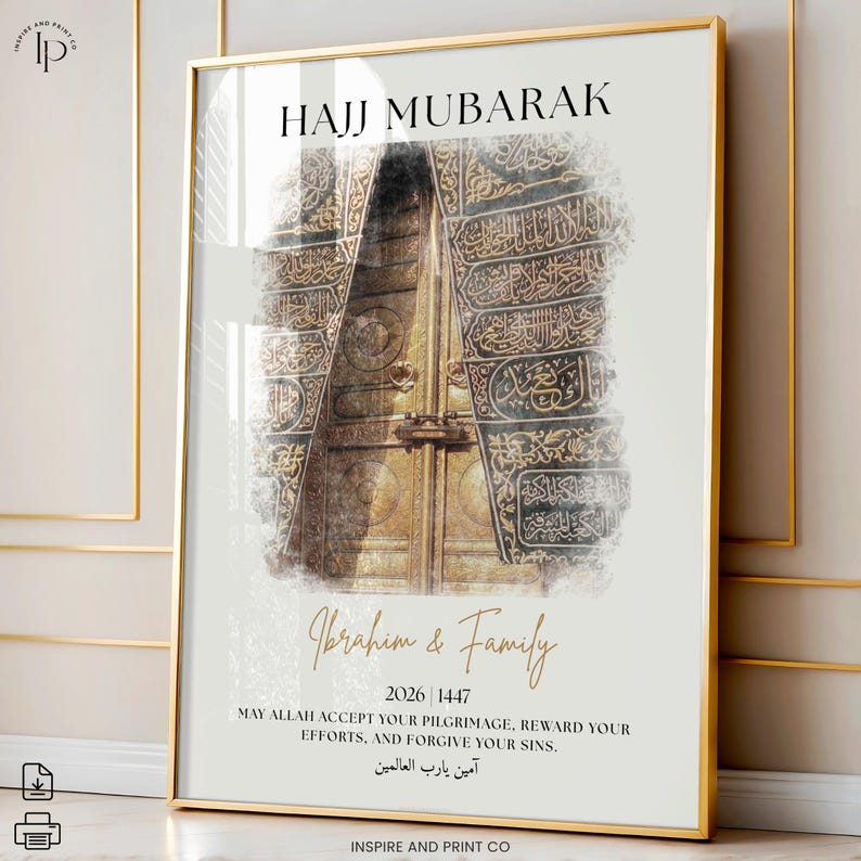 Puede incluir: Un estampado enmarcado con borde dorado presenta el texto "HAJJ MUBARAK" sobre una imagen de una puerta dorada con escritura &aacute;rabe. Debajo, el texto "Ibrahim & Family" y un mensaje de buenos deseos. Arte mural de tem&aacute;tica religiosa.