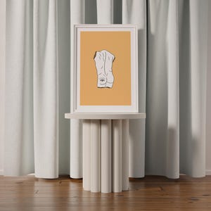 Peut inclure: Un cadre blanc avec un fond orange clair et un dessin au trait d'une personne avec un &oelig;il dans le dos. Le cadre est pos&eacute; sur un pi&eacute;destal blanc.