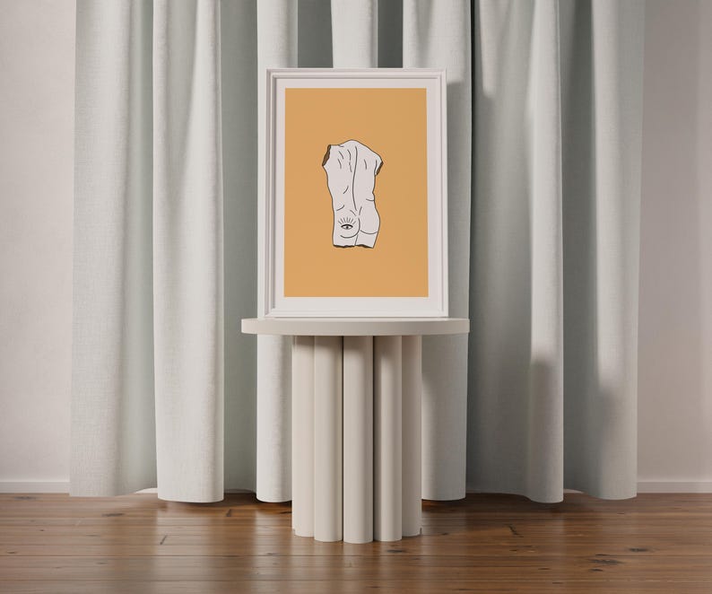 Peut inclure: Un cadre blanc avec un fond orange clair et un dessin au trait d'une personne avec un &oelig;il dans le dos. Le cadre est pos&eacute; sur un pi&eacute;destal blanc.