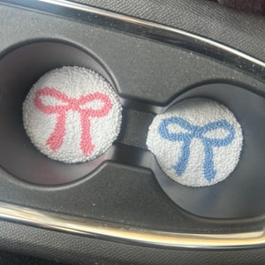 Ensemble de deux sous-verres de voiture personnalisés perforés, accessoires de voiture, sous-verres pour boissons froides, porte-gobelet décoratif pour voiture, cadeau pour petite amie, intérieur de voiture pour femme