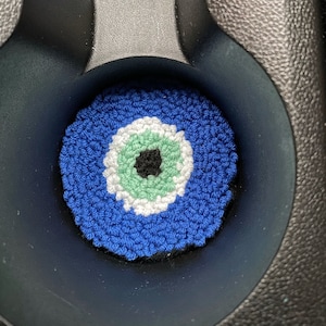 Ensemble de deux sous-verres de voiture Evil Eye Punch Needle, accessoires de voiture décoratifs Y2k, dessous de verre froids faits main, porte-gobelets de voiture, intérieur de voiture pour femme