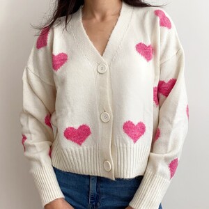 Cardigan unique avec coeurs roses, cadeau de la Saint-Valentin pour elle, haut tricoté, pull doux pour femmes, tenue tricotée pour femmes, veste bas vers le haut du col en V image 3