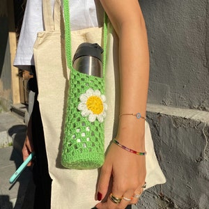 Cute Flower Square Bottle holder,Crochet Daisy Water bottle carrier,Cross body Strap, Festival Bottle Bag,Boho Accessories,Y2k Aesthetic,