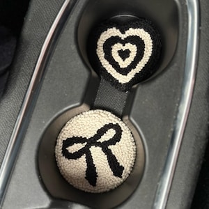 Ensemble de deux sous-verres de voiture personnalisés perforés, accessoires de voiture, sous-verres pour boissons froides, porte-gobelet décoratif pour voiture, cadeau pour petite amie, intérieur de voiture pour femme