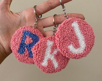 Llavero con inicial de aguja de punzón hecha a mano • Accesorios para bolsos personalizados multicolor • Alfombra bordada con monograma • Kit de punzón • Regalo personalizado