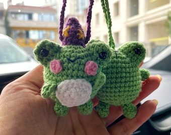 Bonitos accesorios para colgar espejos de coche, colgador de ganchillo para coche, rana mágica de bruja de Halloween, adorno estético para mujeres y adolescentes, decoración bohemia para coche.