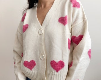 Cardigan unique avec coeurs roses, cadeau de la Saint-Valentin pour elle, haut tricoté, pull doux pour femmes, tenue tricotée pour femmes, veste bas vers le haut du col en V