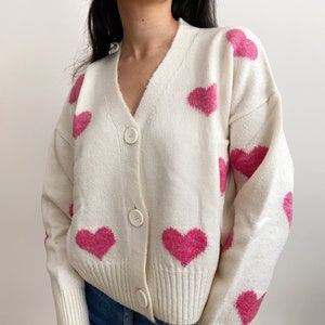 Cardigan unique avec coeurs roses, cadeau de la Saint-Valentin pour elle, haut tricoté, pull doux pour femmes, tenue tricotée pour femmes, veste bas vers le haut du col en V image 1