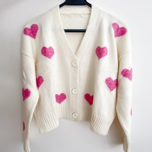 Cardigan unique avec coeurs roses, cadeau de la Saint-Valentin pour elle, haut tricoté, pull doux pour femmes, tenue tricotée pour femmes, veste bas vers le haut du col en V image 2