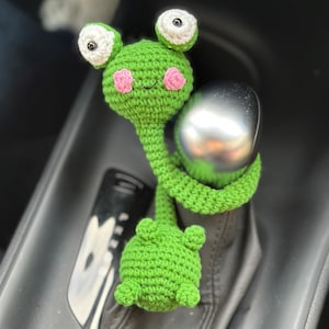 Adorable accesorio de volante con forma de rana amigurumi, funda de palanca de cambios de ganchillo, decoración de coche con forma de animal hecha a mano, regalo para amantes de los coches.