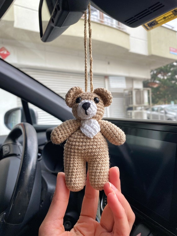 Ciondolo per specchietto per auto fatto a mano all'uncinetto con  orsacchiotto, accessorio per auto Amigurumi, regalo per auto nuova,  specchio per auto appeso, interni auto, ciondolo per specchietto  retrovisore -  Italia