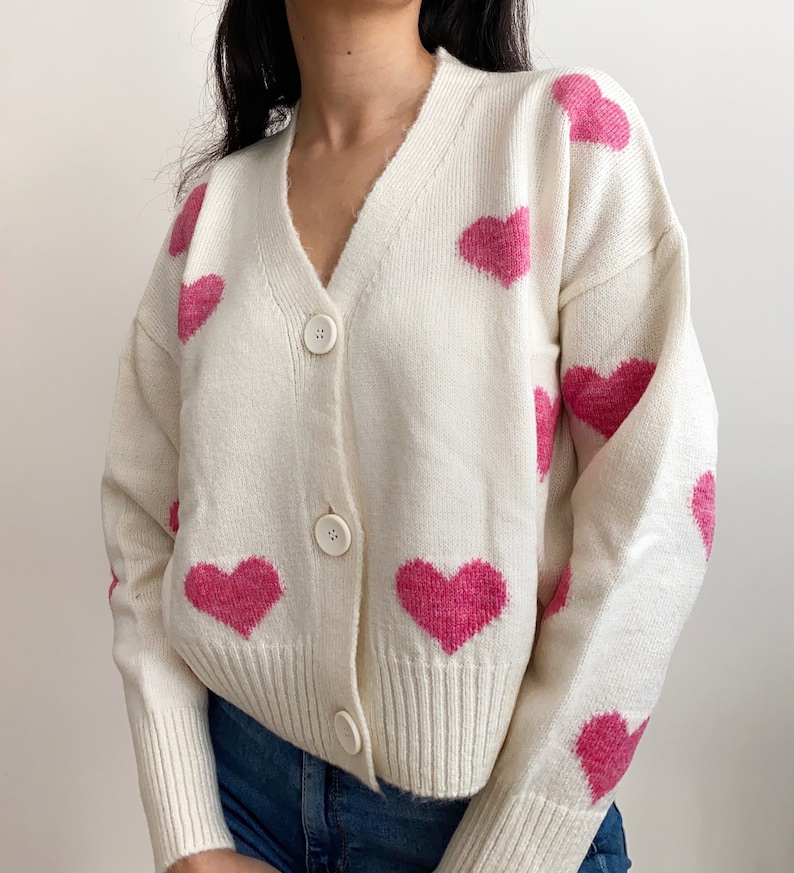 Cardigan unique avec coeurs roses, cadeau de la Saint-Valentin pour elle, haut tricoté, pull doux pour femmes, tenue tricotée pour femmes, veste bas vers le haut du col en V image 1