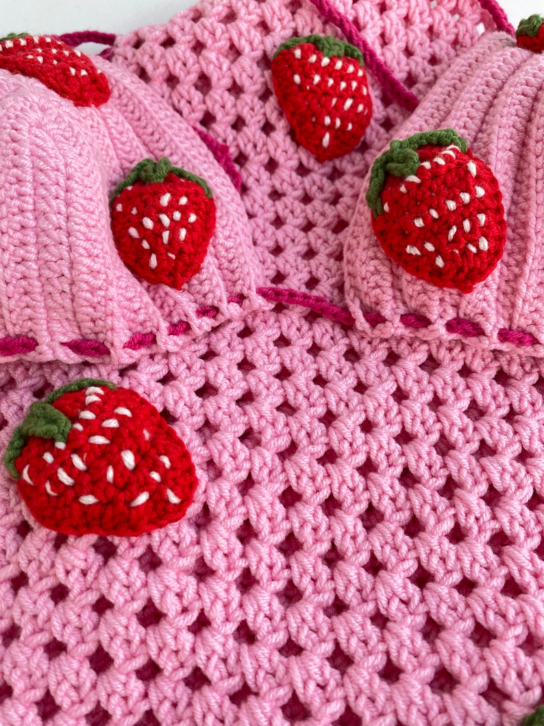 Ensemble de jupe de bikini au crochet de fraise tricoté à la main, robe en tricot dété, sac de bouteille deau au crochet, tenue de festival Boho, bandeaux de tête de vêtements de plage au crochet image 5