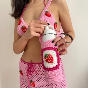 Ensemble de jupe de bikini au crochet de fraise tricoté à la main, robe en tricot dété, sac de bouteille deau au crochet, tenue de festival Boho, bandeaux de tête de vêtements de plage au crochet image 2