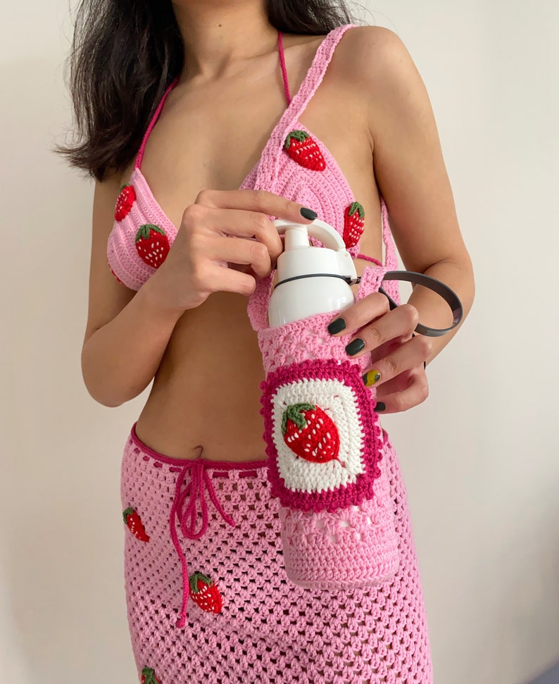 Ensemble de jupe de bikini au crochet de fraise tricoté à la main, robe en tricot dété, sac de bouteille deau au crochet, tenue de festival Boho, bandeaux de tête de vêtements de plage au crochet image 2