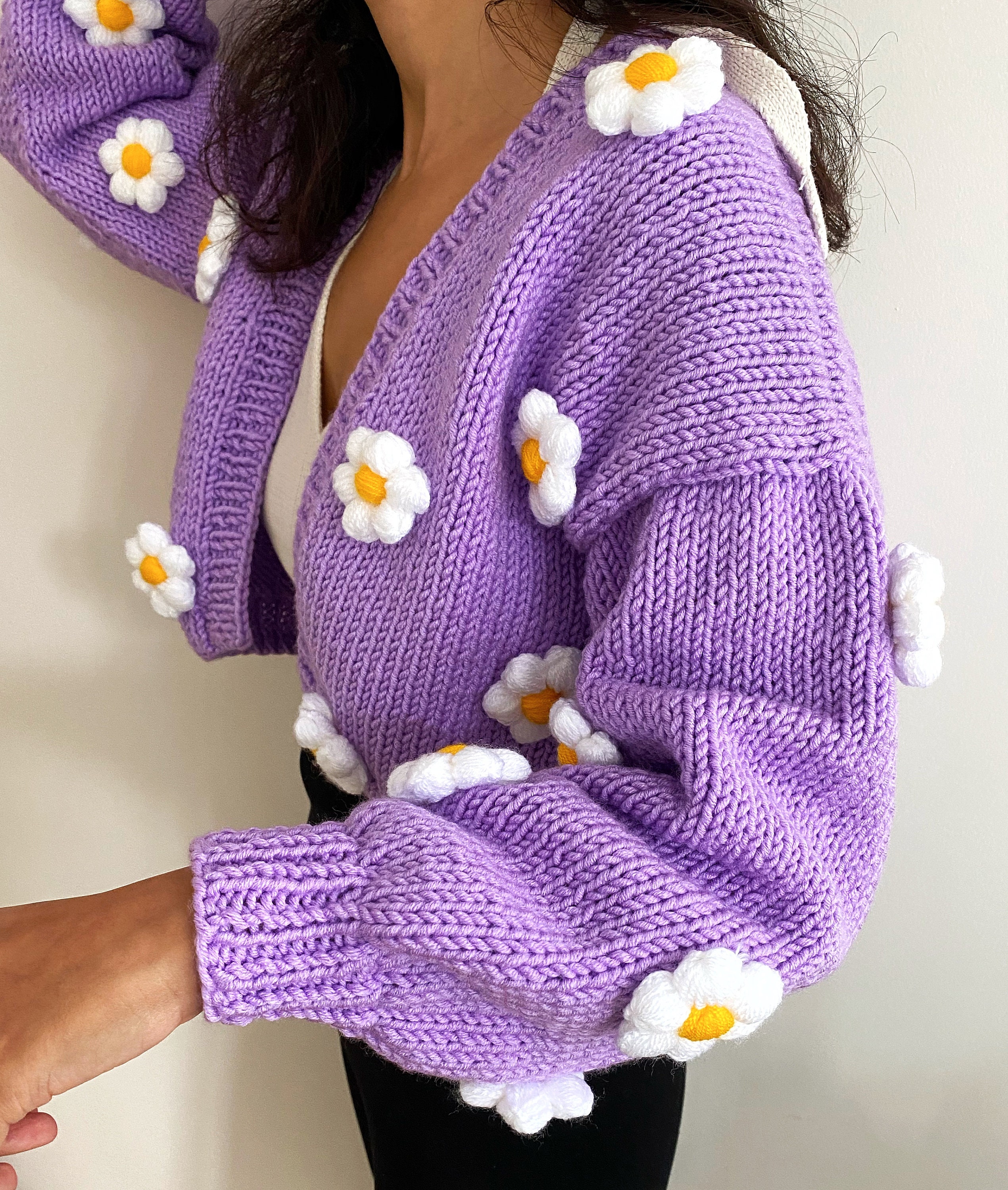 今季一番 Handknit Chunky Daisy Cardigan Embroidery,soft Flower Punch ニット+セーター