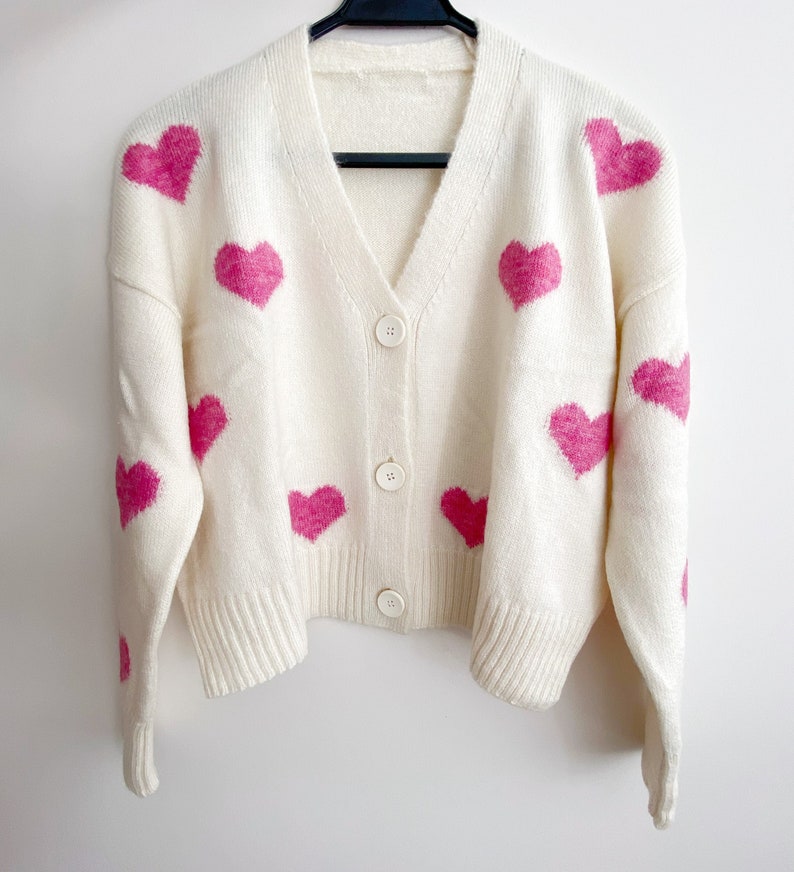 Cardigan unique avec coeurs roses, cadeau de la Saint-Valentin pour elle, haut tricoté, pull doux pour femmes, tenue tricotée pour femmes, veste bas vers le haut du col en V image 2